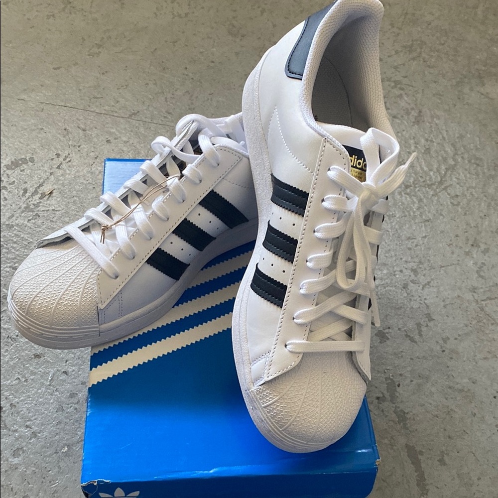 Brand new Adidas men superstar sneaker
